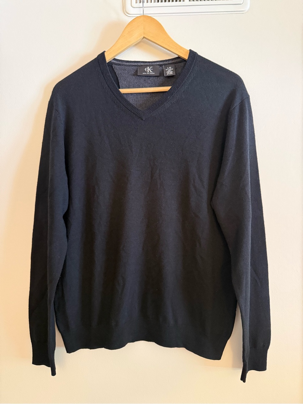 Calvin Klein 100% Merino Wool V Neck Sweater Black Men’s Wool Sweater L
